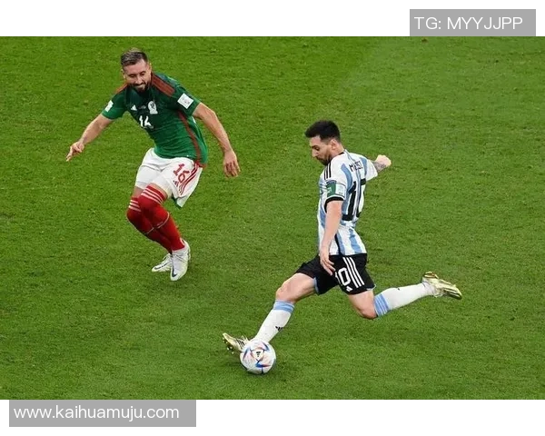 足球明星瞬间集锦 精彩镜头回顾球场传奇与辉煌时刻